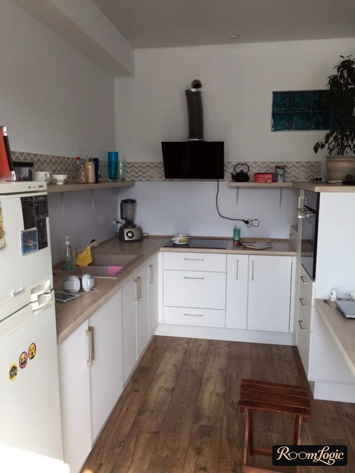 U-shaped kitchen with open shelves