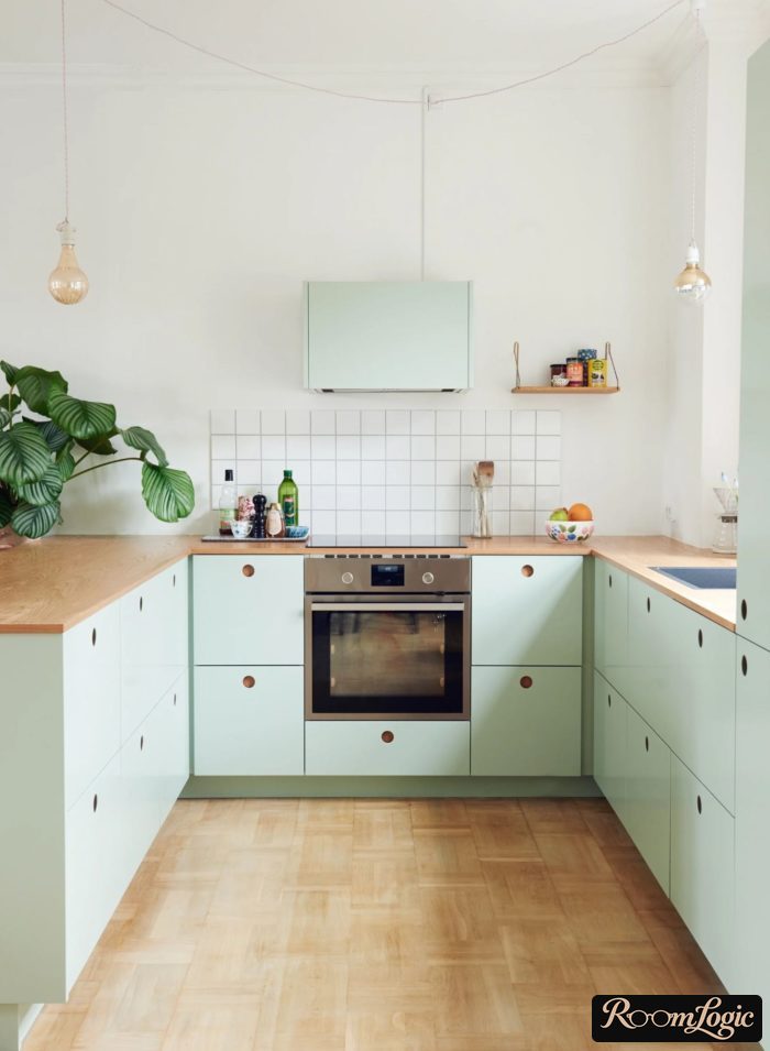 U-shaped kitchen without upper cabinets