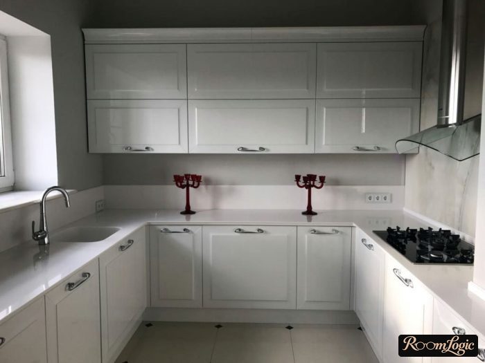 U-shaped kitchen without upper cabinets
