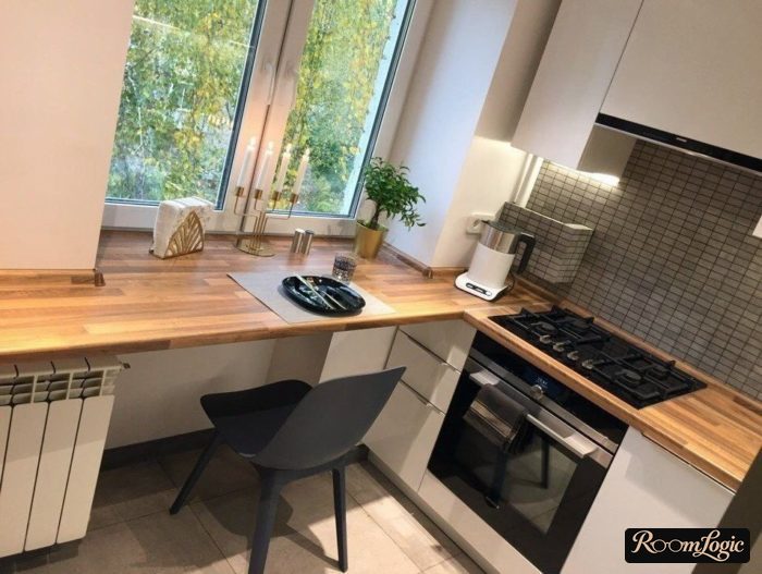 U-shaped kitchens with a window
