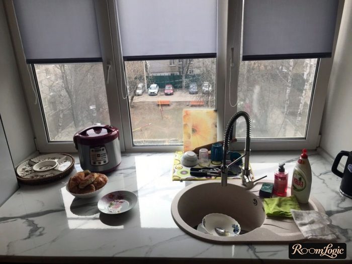 U-shaped kitchens with a window in the middle