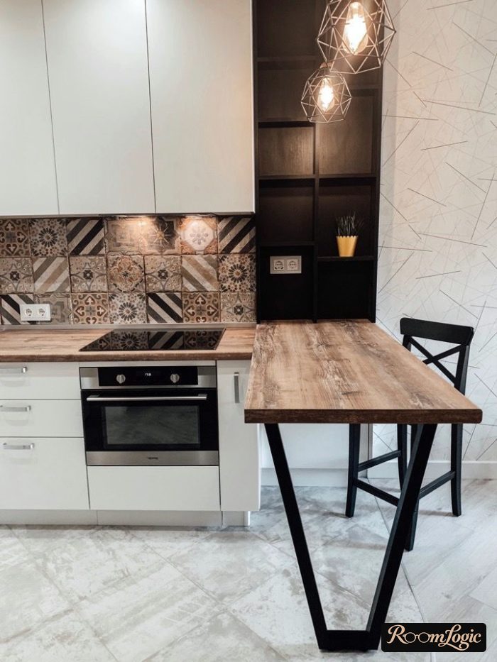U-shaped modern kitchen with a breakfast bar