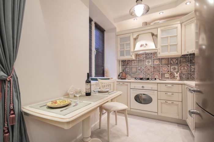 unhidden range hood on the kitchen in a tiny apartment
