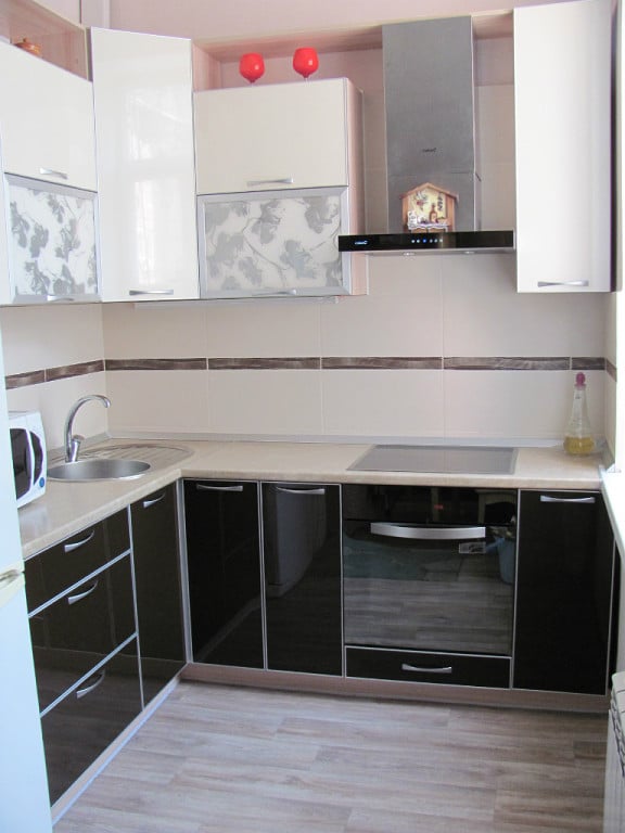 Upper cabinets do not go all the way to the ceiling in the kitchen