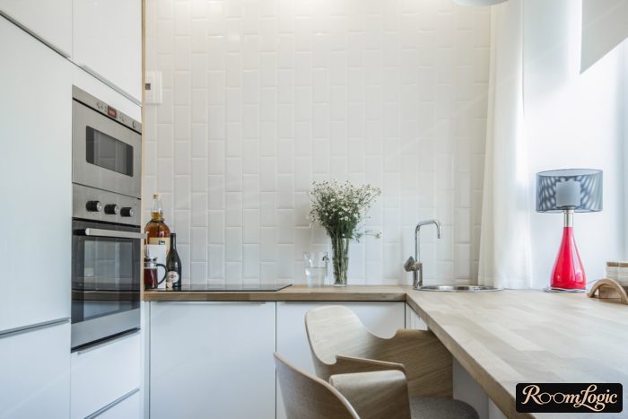 Vertical installation of white subway tile on the kitchen backsplash without upper cabinets