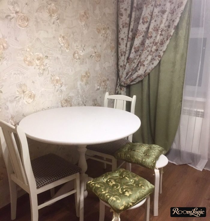 wallpaper and curtains combination on the kitchen with balcony door