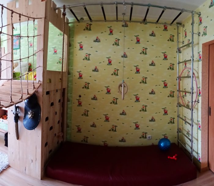 wallpaper in kids’ room