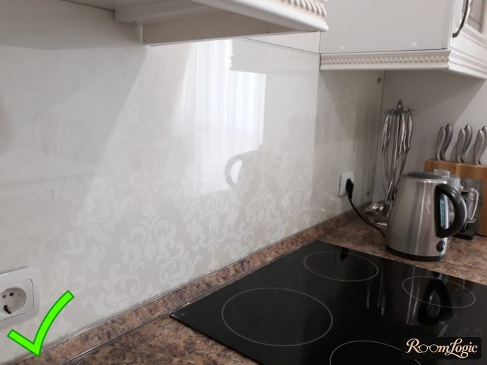 wallpaper with a glass-like pattern on the kitchen backsplash