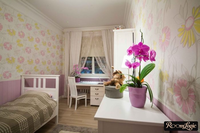 wallpaper with colors in a girl's room