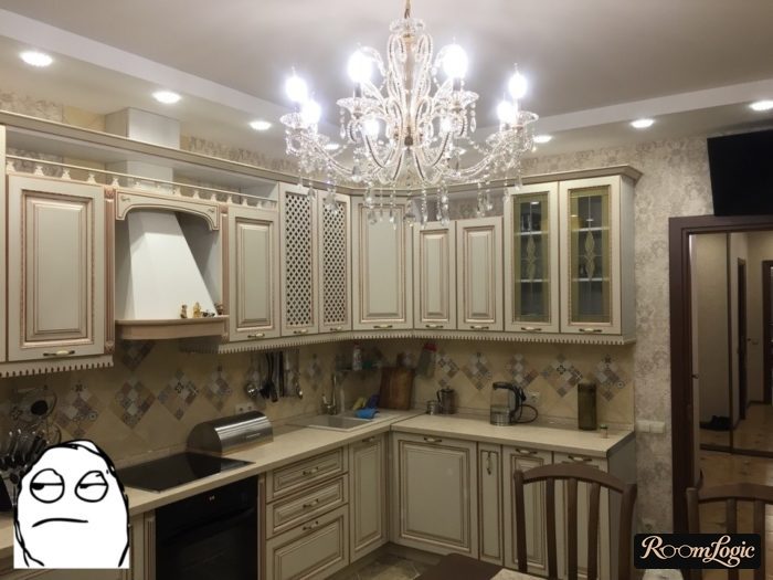 wallpaper with pattern in small classical kitchen