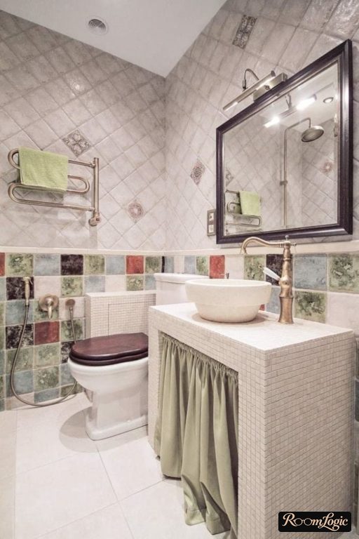 Washing machine behind a curtain in a Provence-style bathroom – design, bathroom