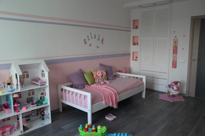 White and pink in the kids’ room for two girls