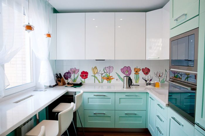 White and turquoise solid-wood kitchen with a frieze