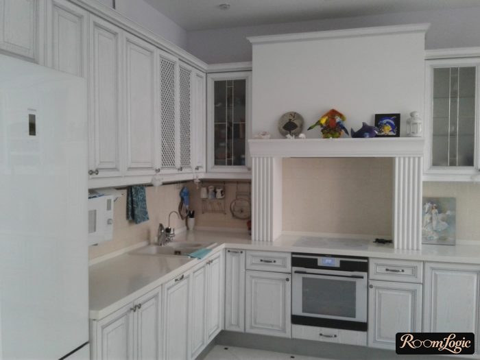 white classic kitchen with an island