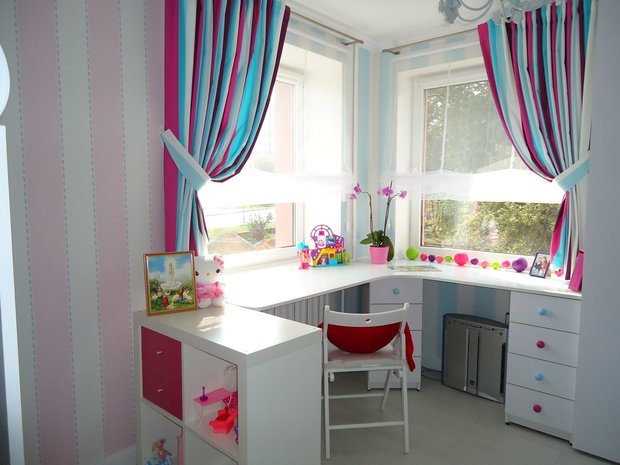 White corner table in the kids’ room