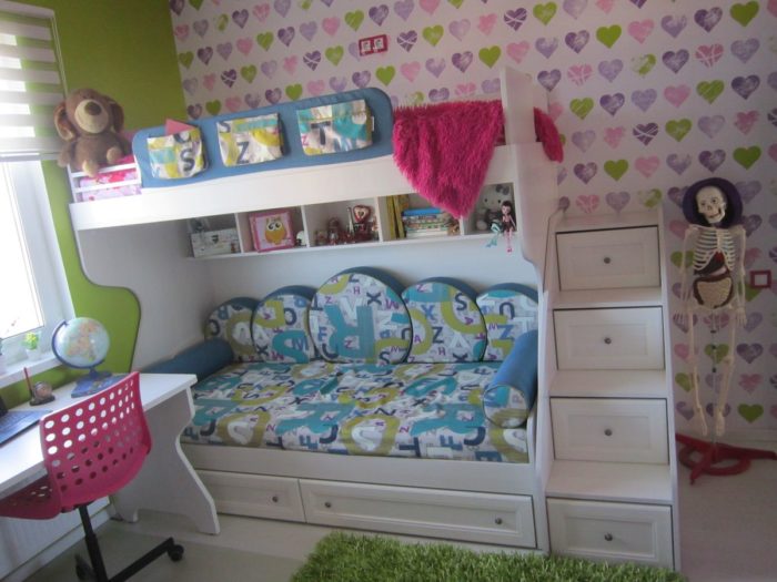 White furniture and classic style in the kids’ room
