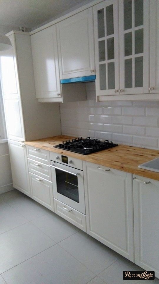 white glossy brick tiles on the kitchen backsplash in neoclassical style