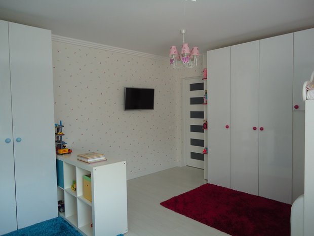 White glossy furniture in the kids’ room