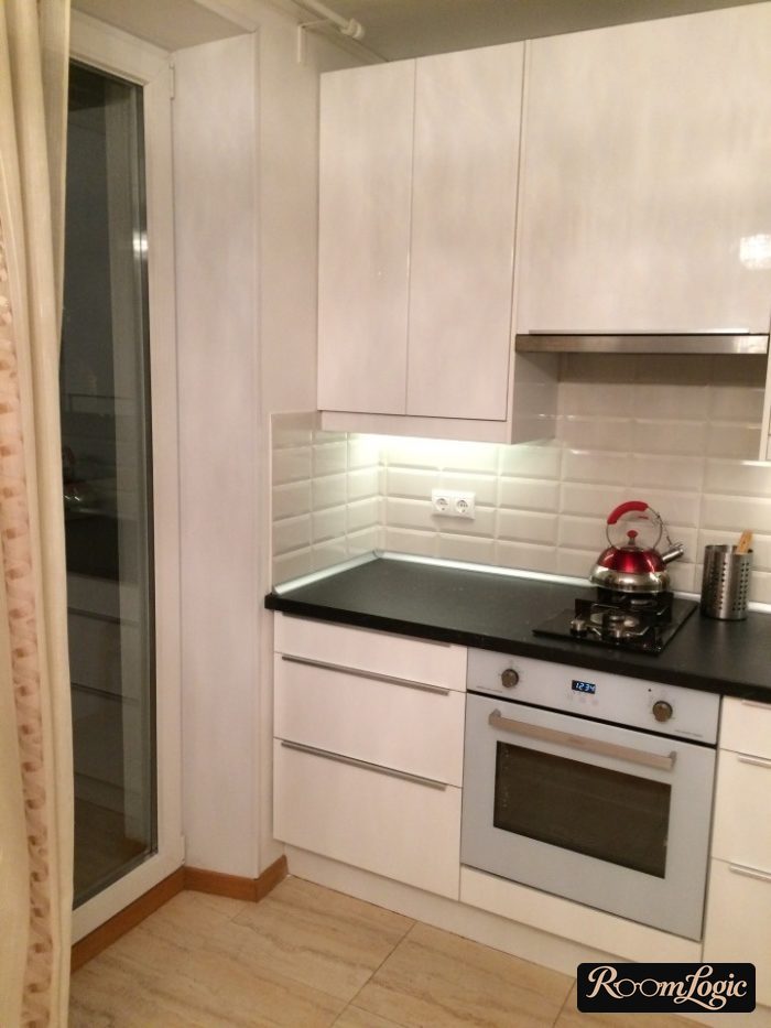 white glossy kitchen cabinets without handles