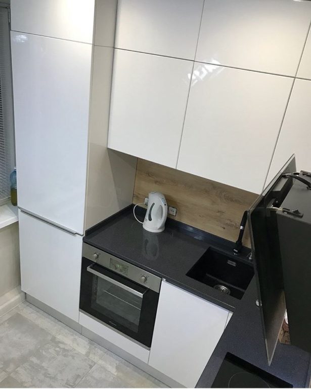 White glossy small kitchen up to the ceiling