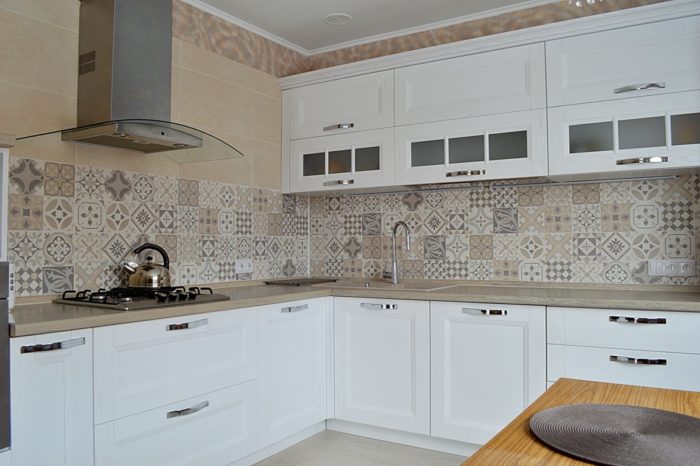White kitchen with a frieze and wooden countertop