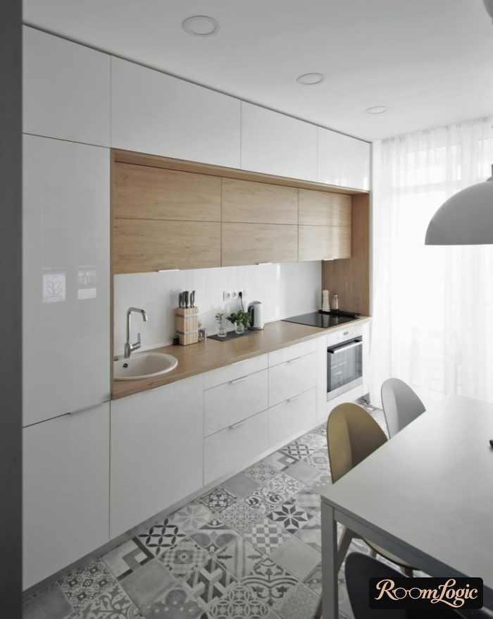 White kitchen with ceiling-to-floor cabinets and wood-look fronts in the middle