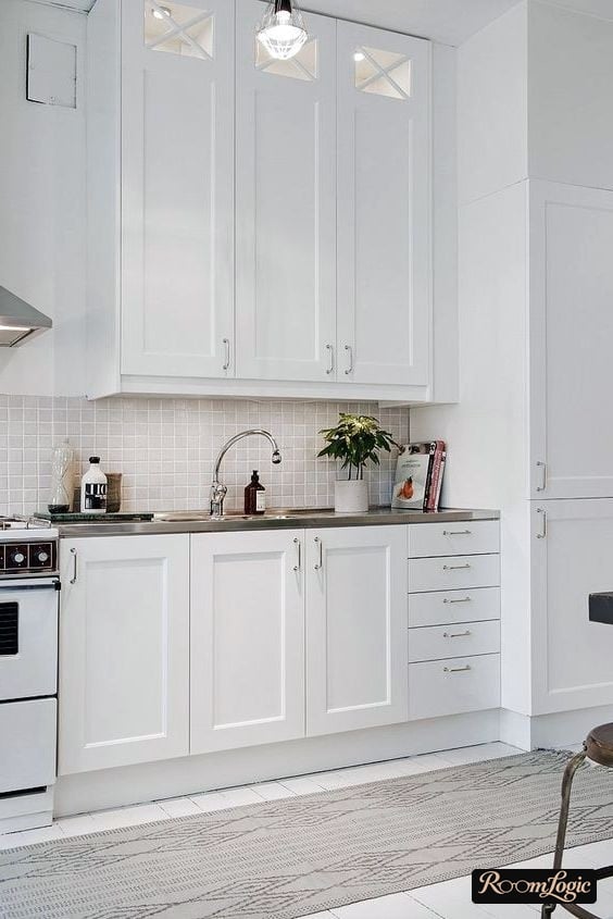 White painted walls in the neoclassical style kitchen