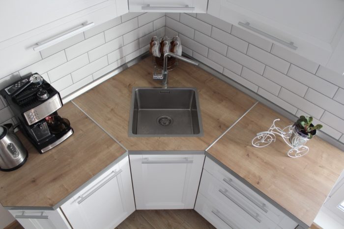 White subway tile with black grout in the kitchen