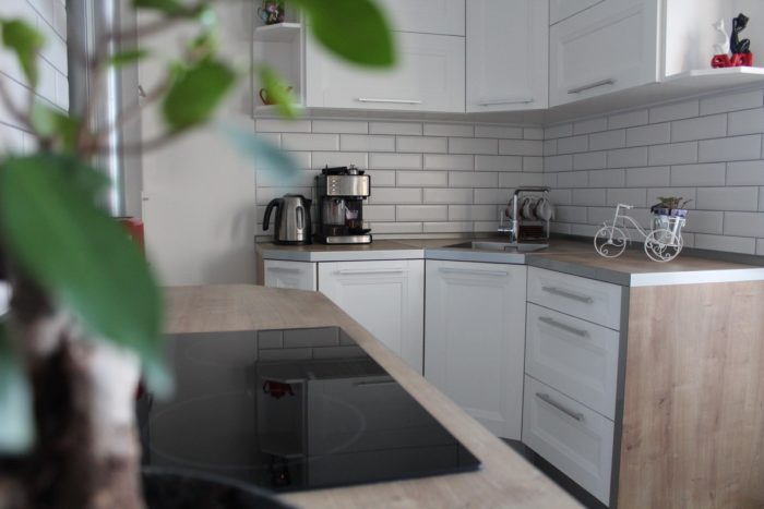 White subway tile with black grout on the kitchen backsplash
