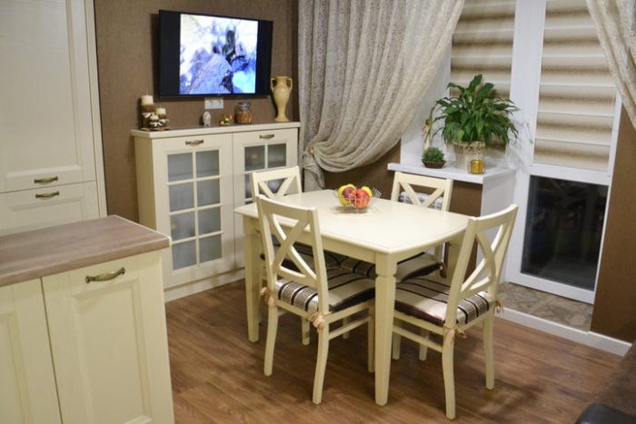 White table and chairs for a classic kitchen