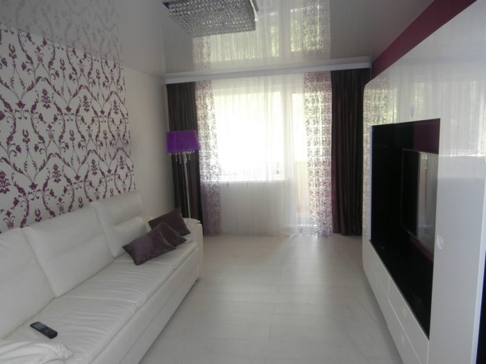 White wallpaper with purple pattern in the living room