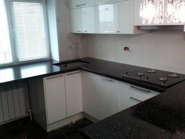 window sill-countertop in U-shaped kitchen