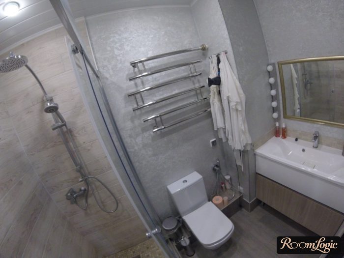 wood-look tile and decorative plaster in the bathroom