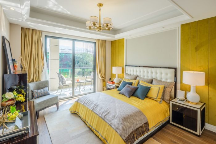 Yellow walls in the bedroom that need cleaning