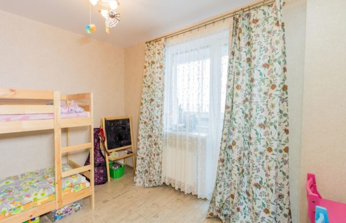 zoning of kids' area in studio apartment