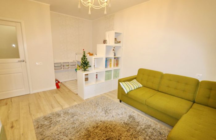 zoning the room into a bedroom and kids’ room